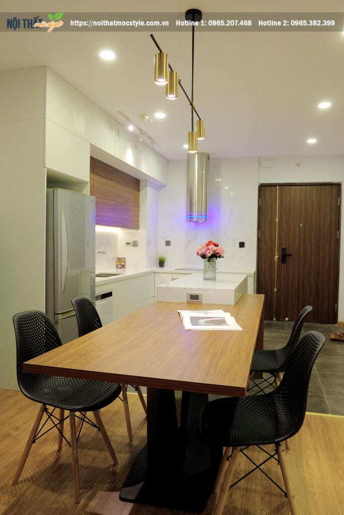 Bàn gỗ chân sắt hiện đại kết hợp hoàn hảo với ghế nhựa Eames nhập khẩu